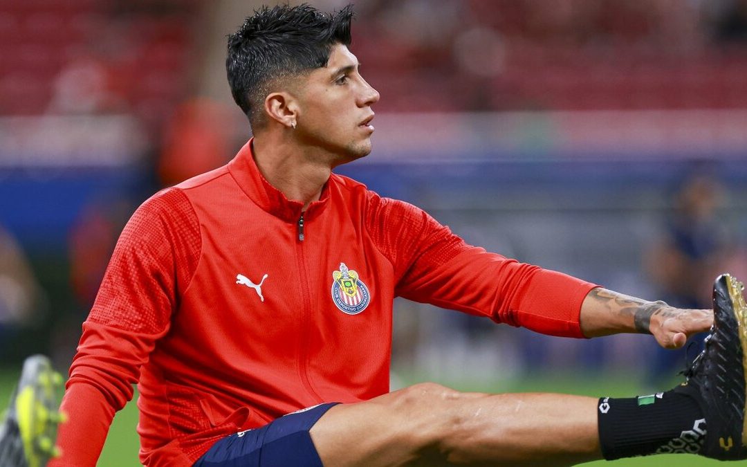 Alan Pulido: Chivas Busca Reubicar al ‘Pez Gordo’ Antes del Cierre de Transferencias