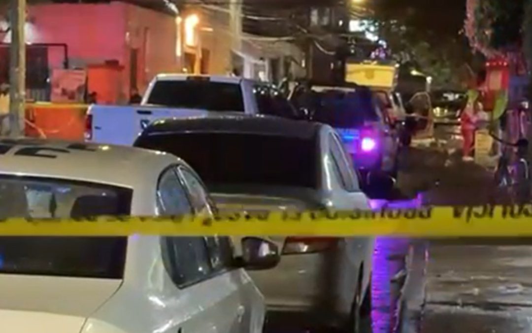 Hombre herido en un tiroteo llega a casa de familiares en Guadalajara en busca de ayuda